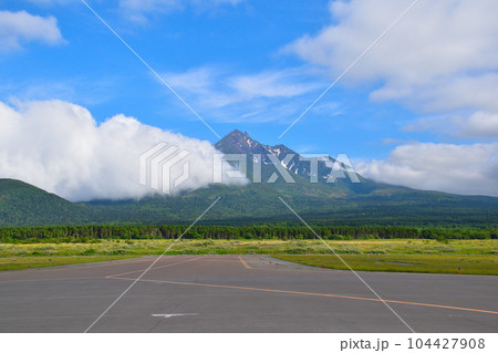 春 利尻空港より 利尻山 春 利尻空港より 利尻山 104427908