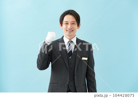 男性　白手袋　ガッツポーズ 104428075