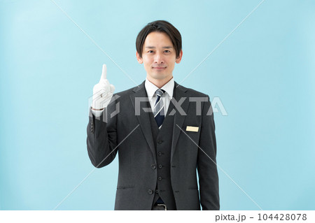 男性　白手袋　手かざし 104428078