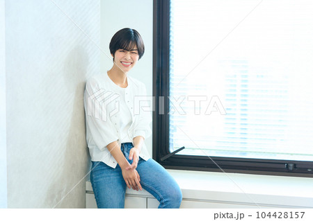 若い女性のポートレート 104428157