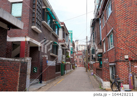 【韓国ソウル】レトロな住宅街の風景 104428211