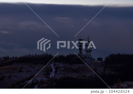 長野県　美ヶ原高原　王ヶ頭　王ヶ鼻　アンテナ　中継所　無線　風景　観光　アルプス　旅行　登山　冬 104428324