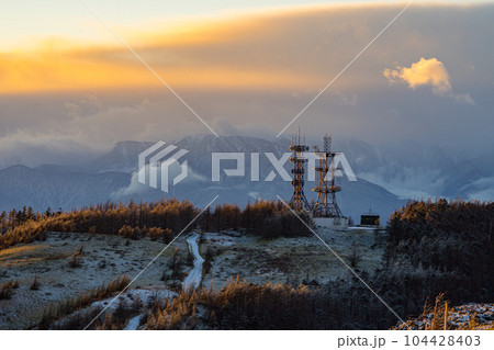 長野県　美ヶ原高原　王ヶ頭　王ヶ鼻　アンテナ　中継所　無線　風景　観光　アルプス　旅行　登山　冬 104428403