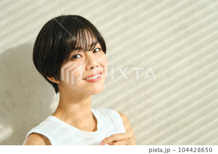 若い女性のポートレート 104428650