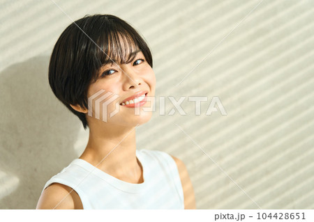 若い女性のポートレート 104428651