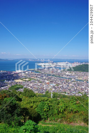 香川県宇多津町 青ノ山から瀬戸大橋を望む 香川県宇多津町 青ノ山から瀬戸大橋を望む 104429907