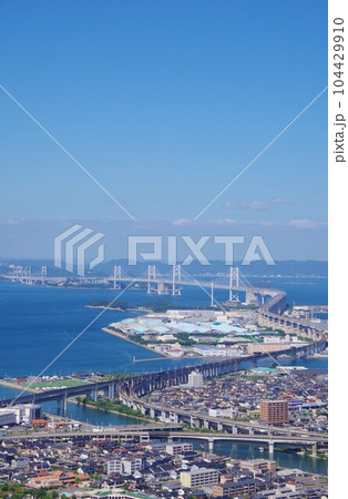 香川県宇多津町　青ノ山から瀬戸大橋を望む 104429910