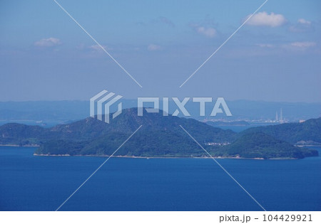 香川県丸亀市　牛島・本島、倉敷市方面を望む 104429921