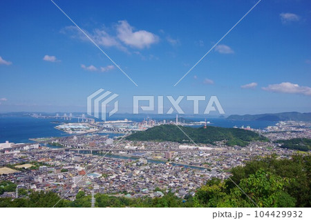 香川県宇多津町 青ノ山から瀬戸大橋・五色台方面を望む 香川県宇多津町 青ノ山から瀬戸大橋・五色台方面を望む 104429932
