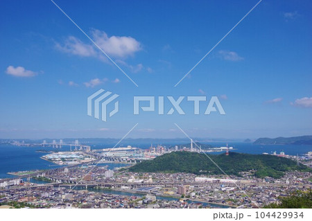 香川県宇多津町　青ノ山から瀬戸大橋・五色台方面を望む 104429934