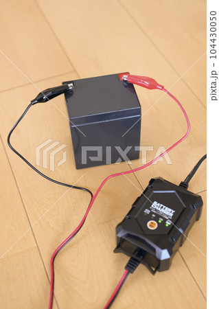12V鉛バッテリーと充電器 充電中の様子 104430050