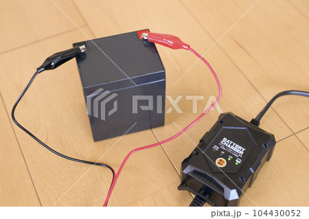 12V鉛バッテリーと充電器 充電中の様子 104430052