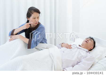 夫のいびきや歯ぎしりがうるさくて眠れない妻(シニア・高齢者) 夫のいびきや歯ぎしりがうるさくて眠れない妻(シニア・高齢者) 104430141