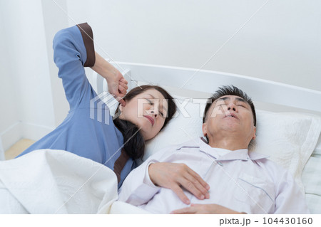 夫のいびきや歯ぎしりがうるさくて眠れない妻(シニア・高齢者) 夫のいびきや歯ぎしりがうるさくて眠れない妻(シニア・高齢者) 104430160