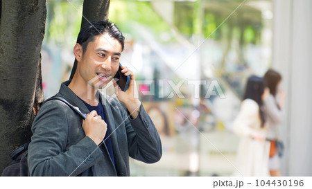 街中でスマホで通話する男性 104430196