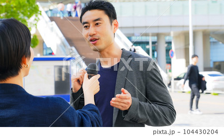 街頭インタビューを受ける男性 街頭インタビューを受ける男性 104430204