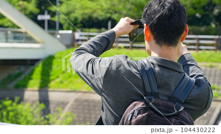 景色をスマホで撮影する男性 景色をスマホで撮影する男性 104430222