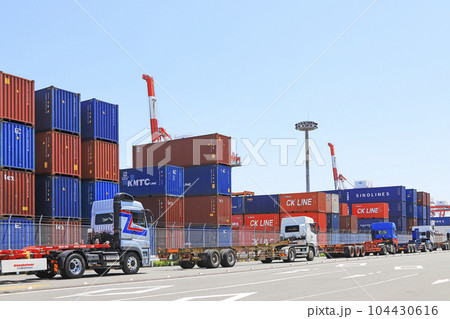 品川コンテナ埠頭　コンテナ受け取りの順番待ちをしているトレーラー　 104430616