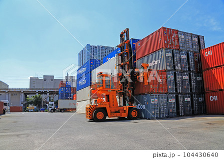 品川コンテナ埠頭　バンプールのトップリフター 104430640