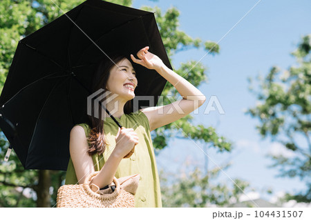 日傘をさす若い女性 日傘をさす若い女性 104431507
