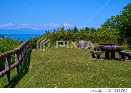 神奈川県横須賀市の荒崎公園(潮風の丘)から西側の眺望(富士山,相模湾など) 104431763