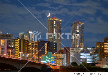 夜の東京都大田区河川敷から川崎市中原区方面(小杉タワマン,丸子橋,三日月など)を見る 夜の東京都大田区河川敷から川崎市中原区方面(小杉タワマン,丸子橋,三日月など)を見る 104431767