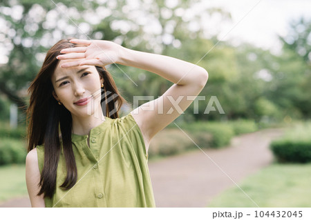 夏の暑さ・強い日差しに困る若い女性の仕草 夏の暑さ・強い日差しに困る若い女性の仕草 104432045