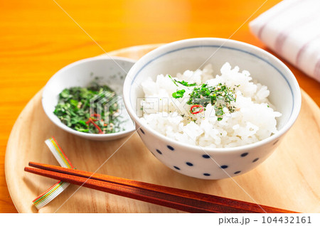 青じそふりかけを乗せたご飯 青じそふりかけを乗せたご飯 104432161