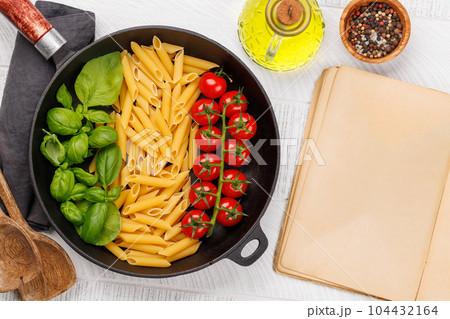 A vibrant representation of the Italian flag made with pasta, basil, and tomatoes 104432164