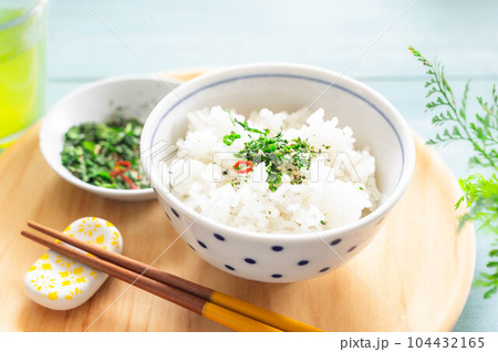 青じそふりかけを乗せたご飯 青じそふりかけを乗せたご飯 104432165