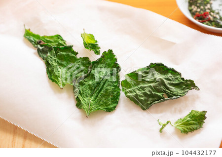 電子レンジで乾燥させた青じそ 104432177