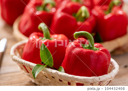赤パプリカ （ パプリカ ）古板背景 104432408