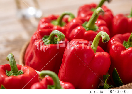 赤パプリカ （ パプリカ ）古板背景 104432409
