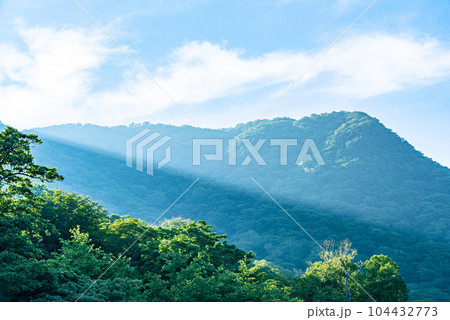 山の端から射し込む光 104432773