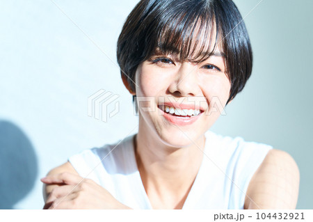 若い女性のポートレート 若い女性のポートレート 104432921