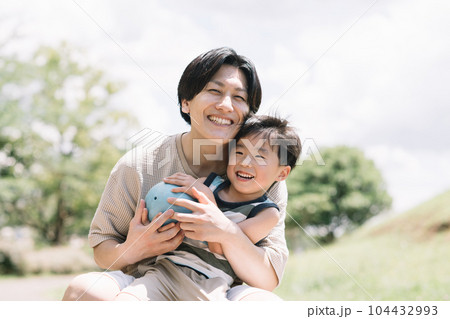 パパと仲良く遊ぶ男の子・素敵な笑顔の親子 104432993