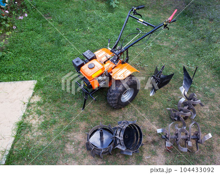 A set of attachments, hiller, milling cutters and lugs. Motoblock for agricultural work. Purchase and running-in of a motor cultivator. 104433092