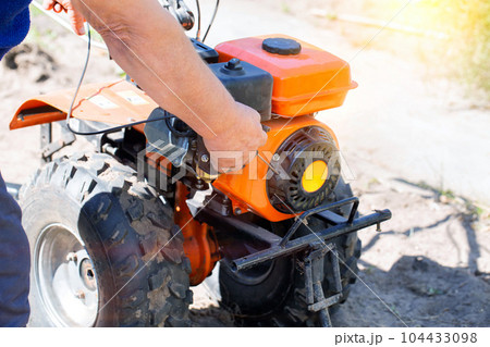 Manual start of the walk-behind tractor starter at the first start, running in. Industry Manual start of the walk-behind tractor starter at the first start, running in. Industry 104433098