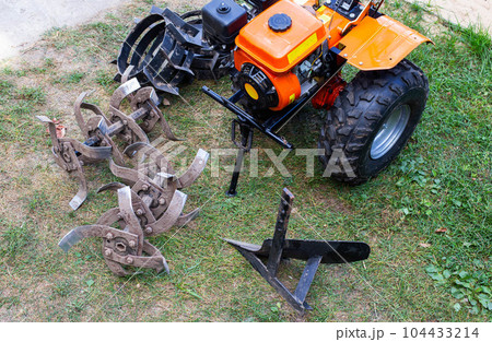 A set of attachments, hiller, milling cutters and lugs. Motoblock for agricultural work. Purchase and running-in of a motor cultivator. 104433214