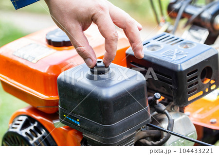 replacement of the air filter in the motoblock, service maintenance of agricultural machinery.Industry, walk-behind tractor 104433221