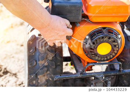 Manual start of the walk-behind tractor starter at the first start, running in. Industry Manual start of the walk-behind tractor starter at the first start, running in. Industry 104433229
