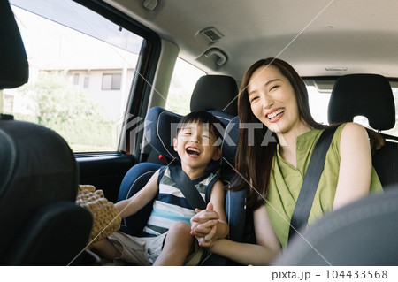 夏休みにクルマで家族旅行に行く笑顔の親子・子育てファミリー 104433568