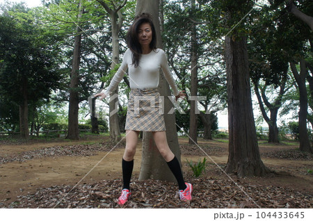 健康的な長身美人森林散策 健康的な長身美人森林散策 104433645