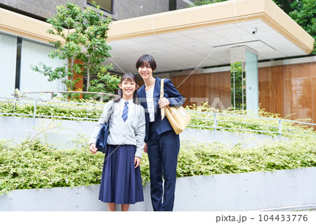 中学生と先生の記念写真 104433776