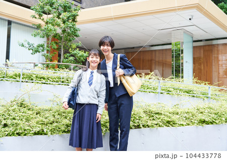 中学生と先生の記念写真 中学生と先生の記念写真 104433778