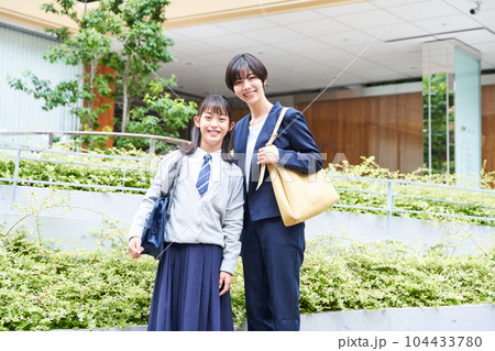 中学生と先生の記念写真 中学生と先生の記念写真 104433780