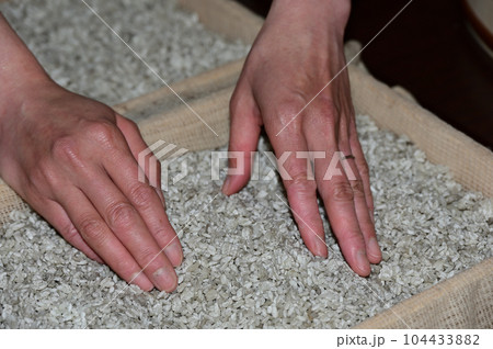 米麴と手 104433882