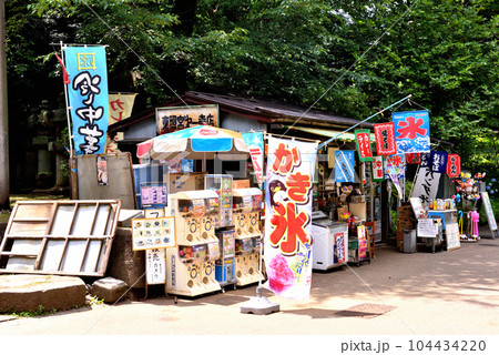 夏らしいのぼりが目立ってきた上野の売店 夏らしいのぼりが目立ってきた上野の売店 104434220