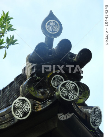 鬼瓦と鳥衾（とりぶすま）と経の巻 104434248