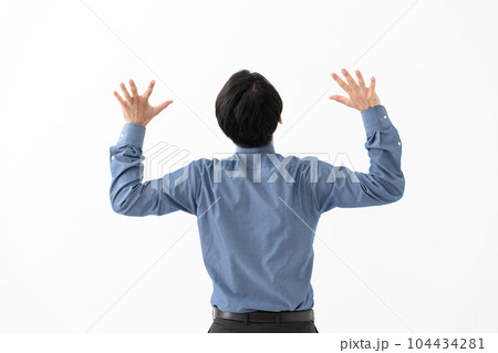 ショックを受けるビジネスマン ショックを受けるビジネスマン 104434281